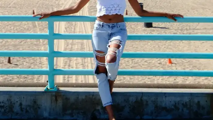 Can you wear ripped jeans working at Dollar General?-featured image